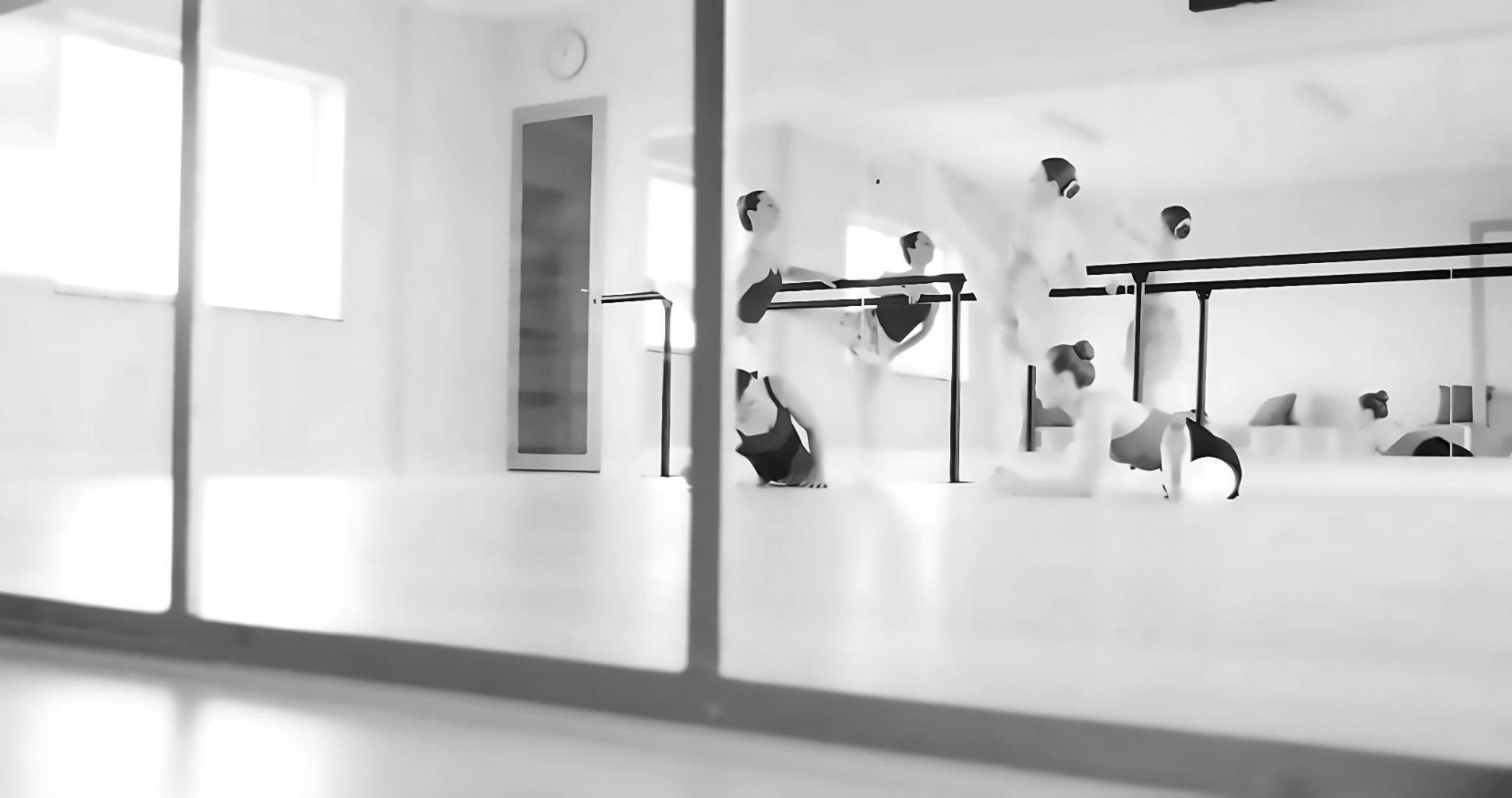 Danseurs travaillant sur une technique de mouvement fluide